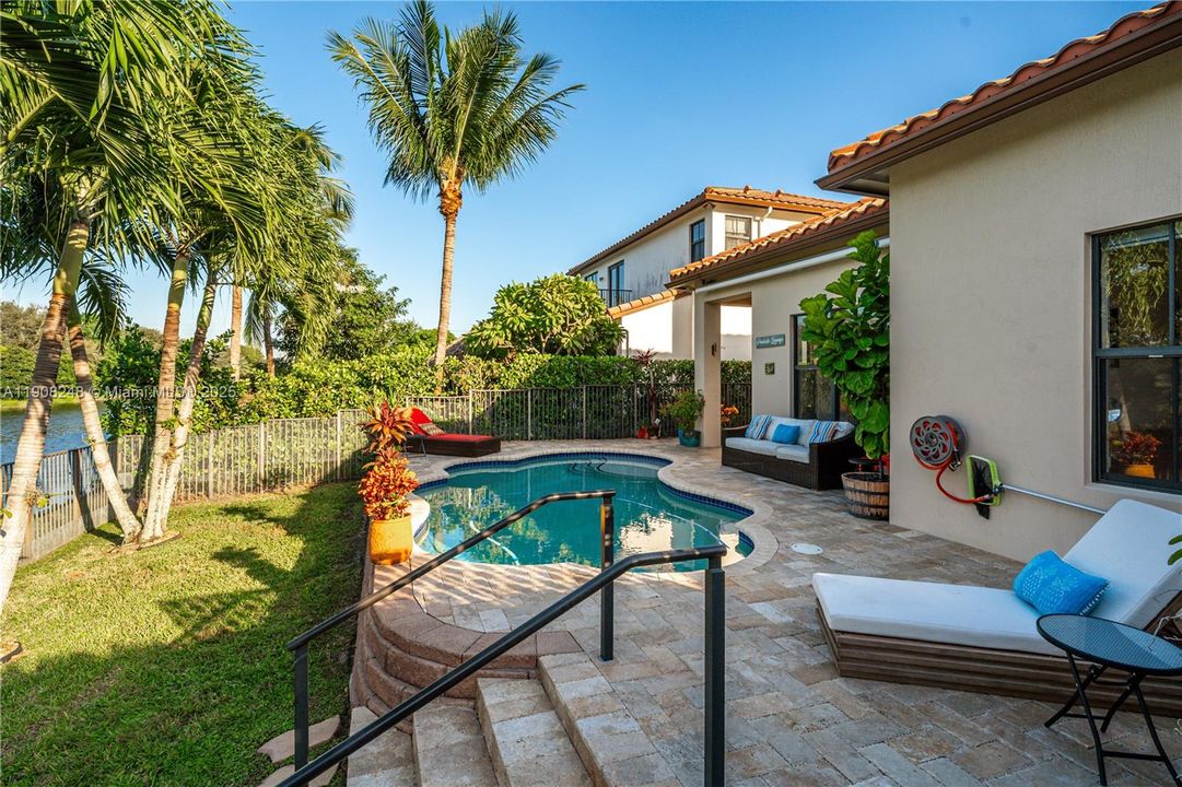 合同活跃: $1,025,000 (4 贝兹, 3 浴室, 2320 平方英尺)