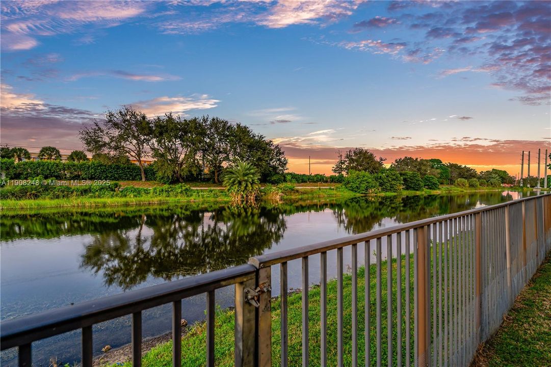 合同活跃: $1,025,000 (4 贝兹, 3 浴室, 2320 平方英尺)