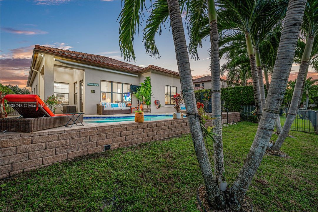 合同活跃: $1,025,000 (4 贝兹, 3 浴室, 2320 平方英尺)