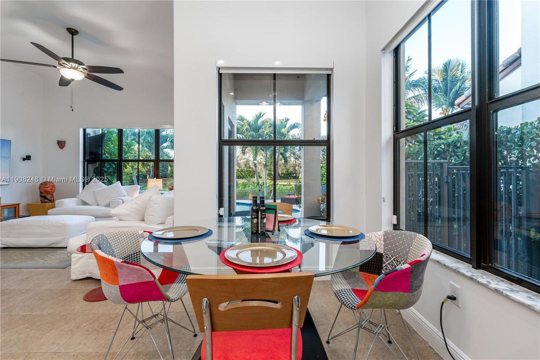 合同活跃: $1,025,000 (4 贝兹, 3 浴室, 2320 平方英尺)