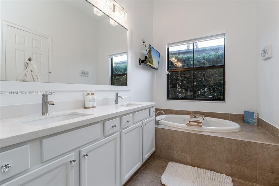 合同活跃: $1,025,000 (4 贝兹, 3 浴室, 2320 平方英尺)