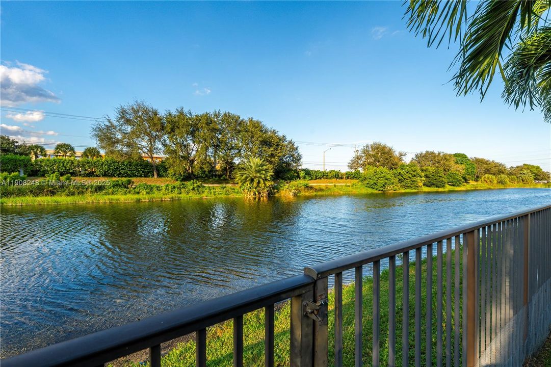 合同活跃: $1,025,000 (4 贝兹, 3 浴室, 2320 平方英尺)