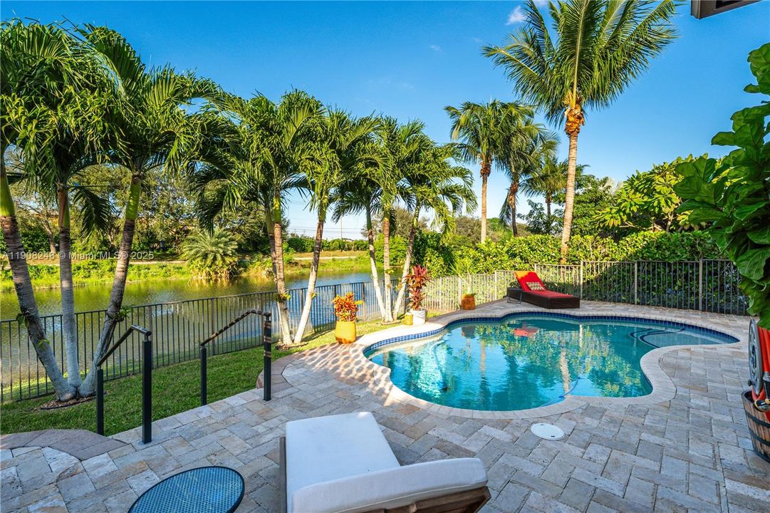 合同活跃: $1,025,000 (4 贝兹, 3 浴室, 2320 平方英尺)