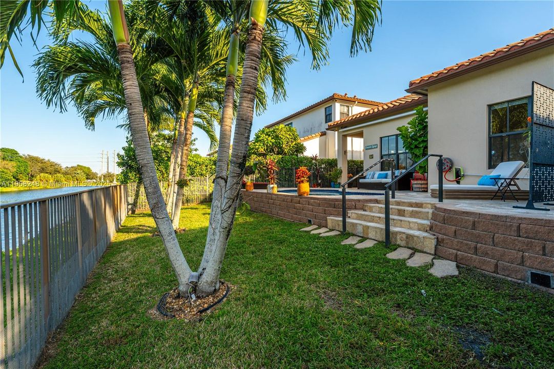 合同活跃: $1,025,000 (4 贝兹, 3 浴室, 2320 平方英尺)