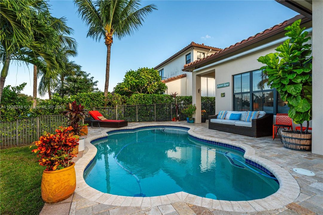 合同活跃: $1,025,000 (4 贝兹, 3 浴室, 2320 平方英尺)