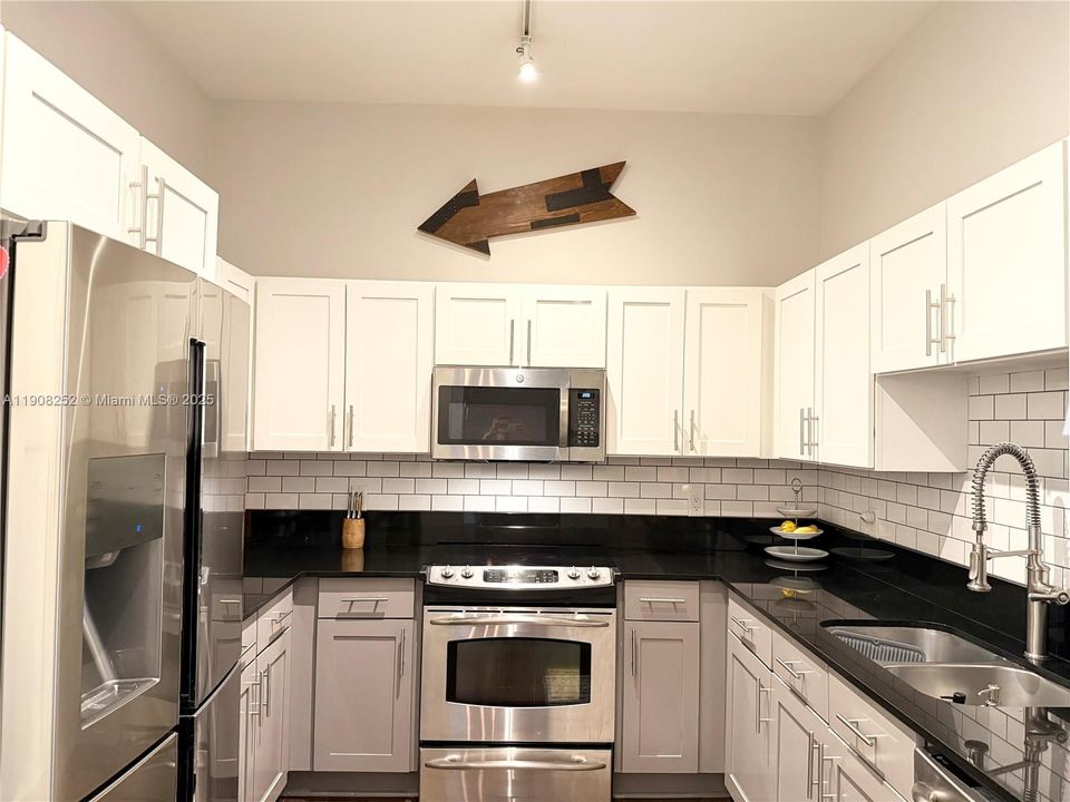 Active With Contract: $459,000 (2 beds, 2 baths, 1316 Square Feet)