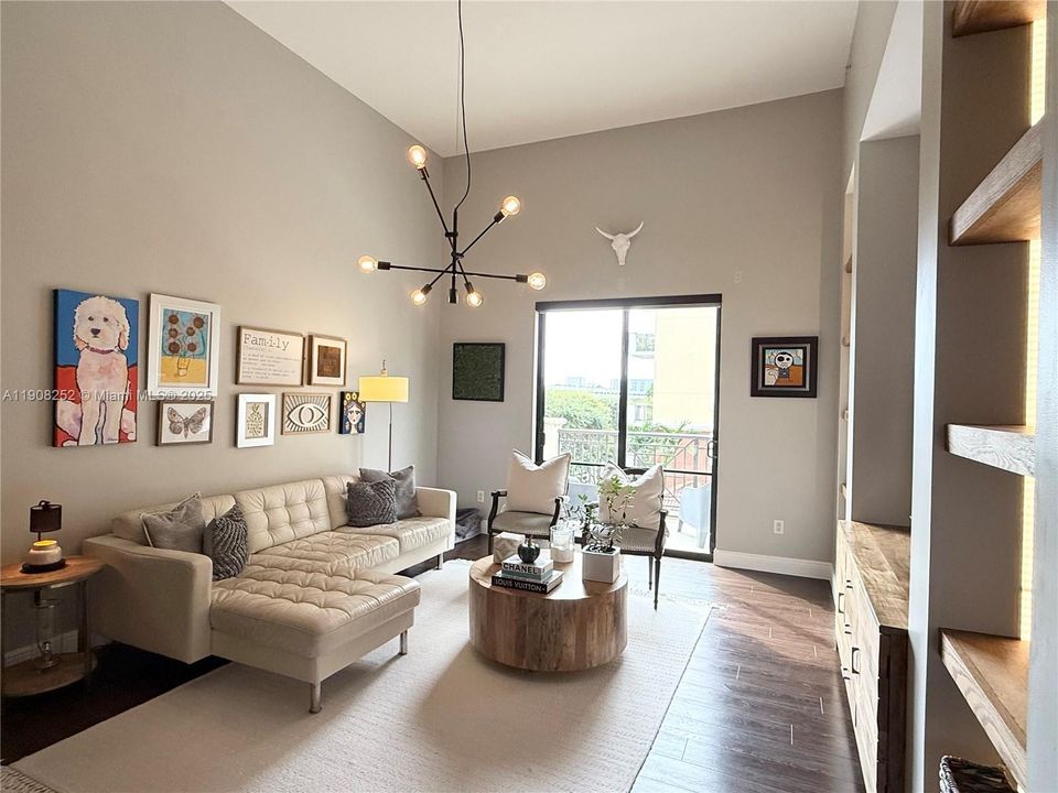 Active With Contract: $459,000 (2 beds, 2 baths, 1316 Square Feet)