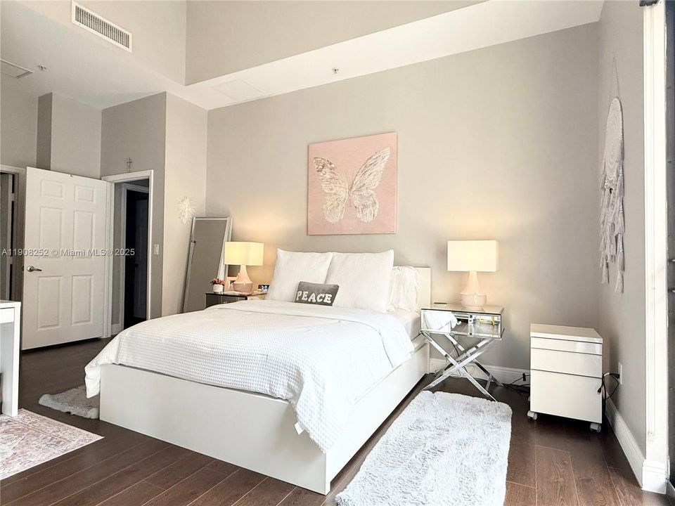 Active With Contract: $459,000 (2 beds, 2 baths, 1316 Square Feet)