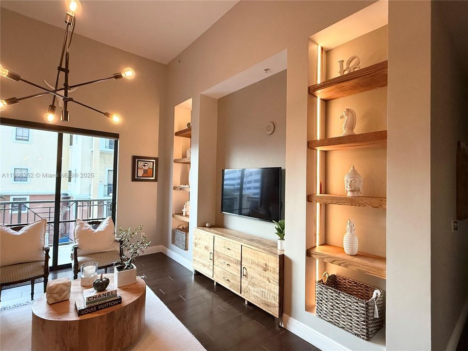 Active With Contract: $459,000 (2 beds, 2 baths, 1316 Square Feet)