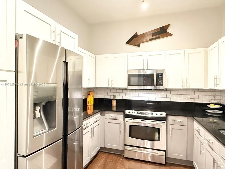 Active With Contract: $459,000 (2 beds, 2 baths, 1316 Square Feet)