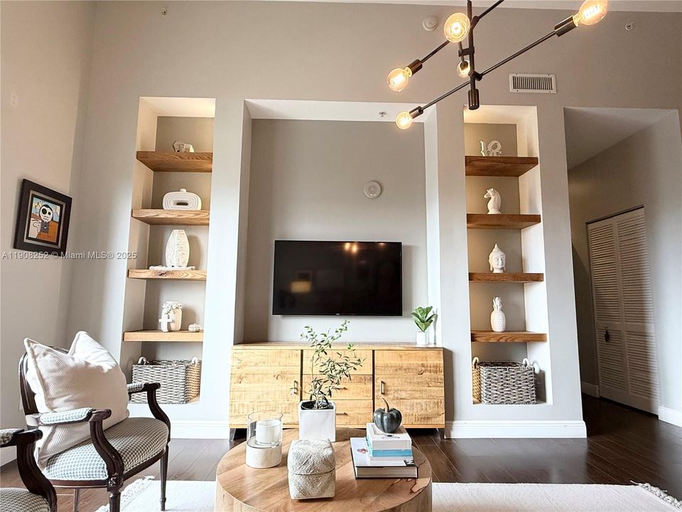 Active With Contract: $459,000 (2 beds, 2 baths, 1316 Square Feet)