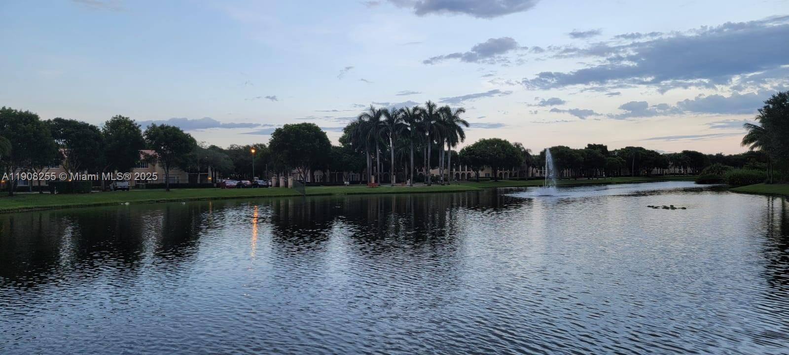 最近租的: $2,100 (1 贝兹, 1 浴室, 850 平方英尺)