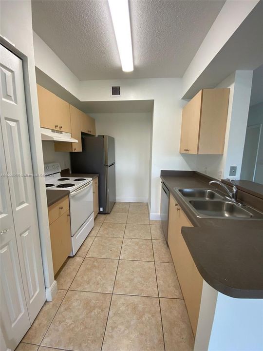 最近租的: $2,100 (1 贝兹, 1 浴室, 850 平方英尺)