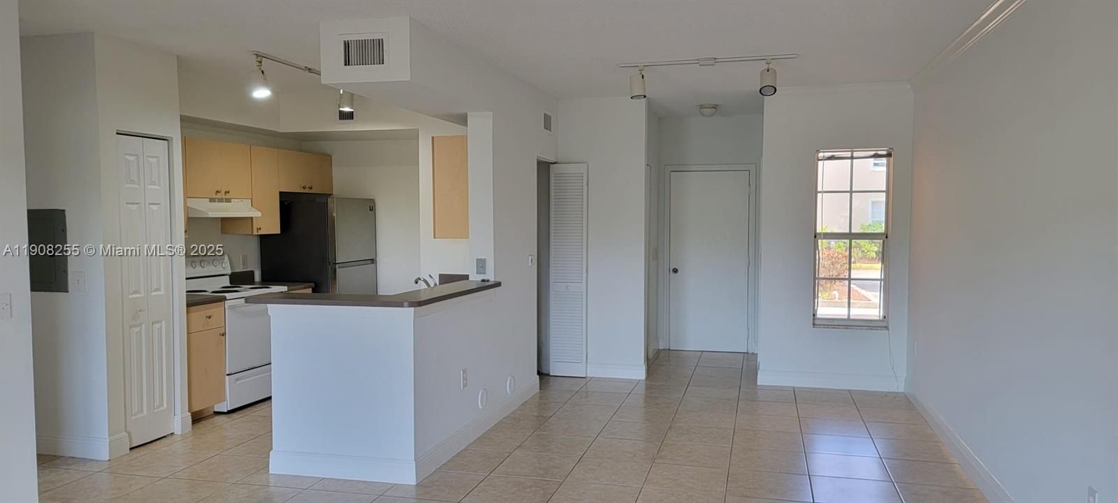 最近租的: $2,100 (1 贝兹, 1 浴室, 850 平方英尺)