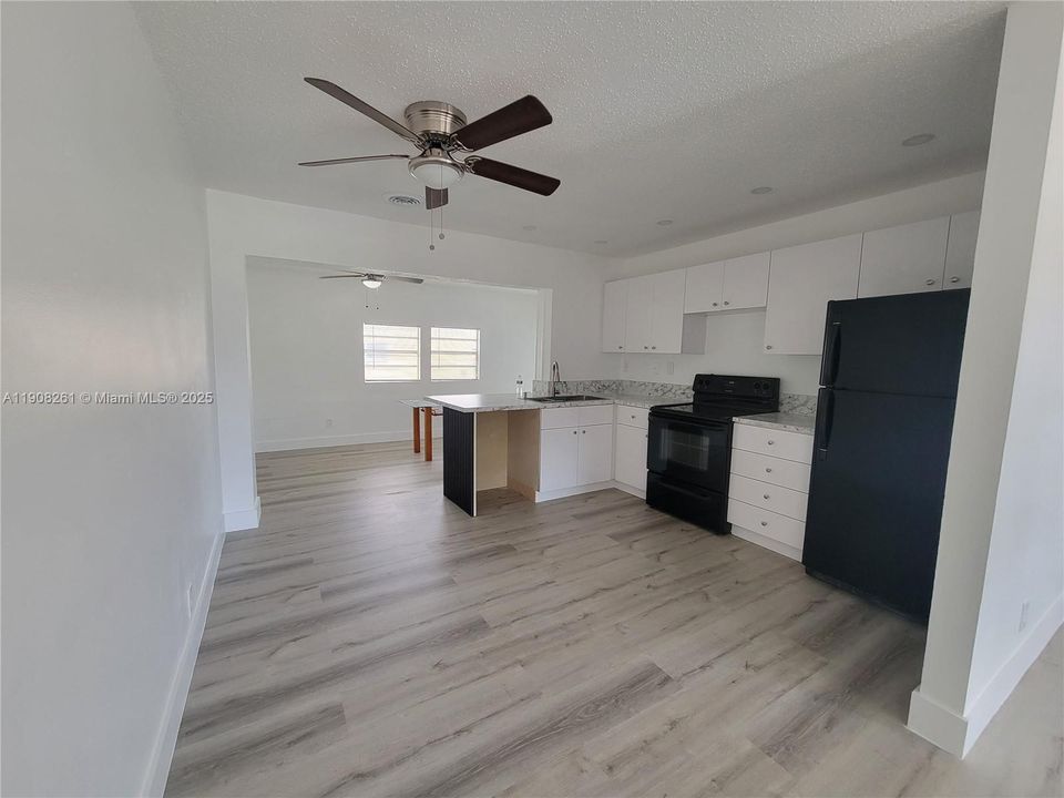 Active With Contract: $2,100 (2 beds, 1 baths, 1062 Square Feet)