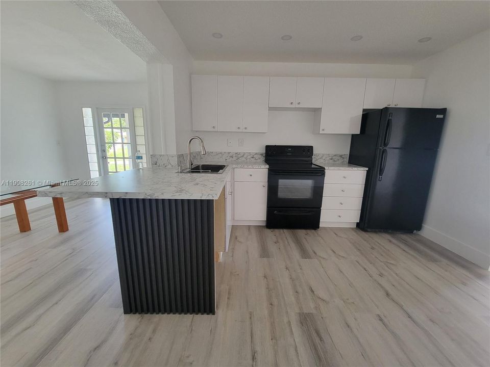 Active With Contract: $2,100 (2 beds, 1 baths, 1062 Square Feet)