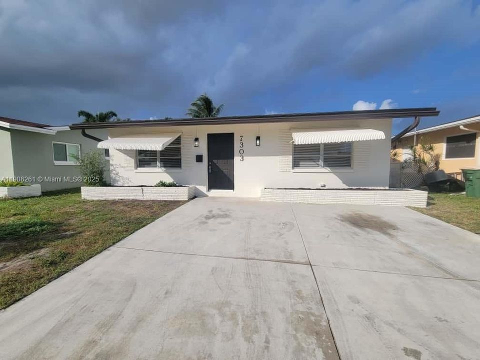 Active With Contract: $2,100 (2 beds, 1 baths, 1062 Square Feet)