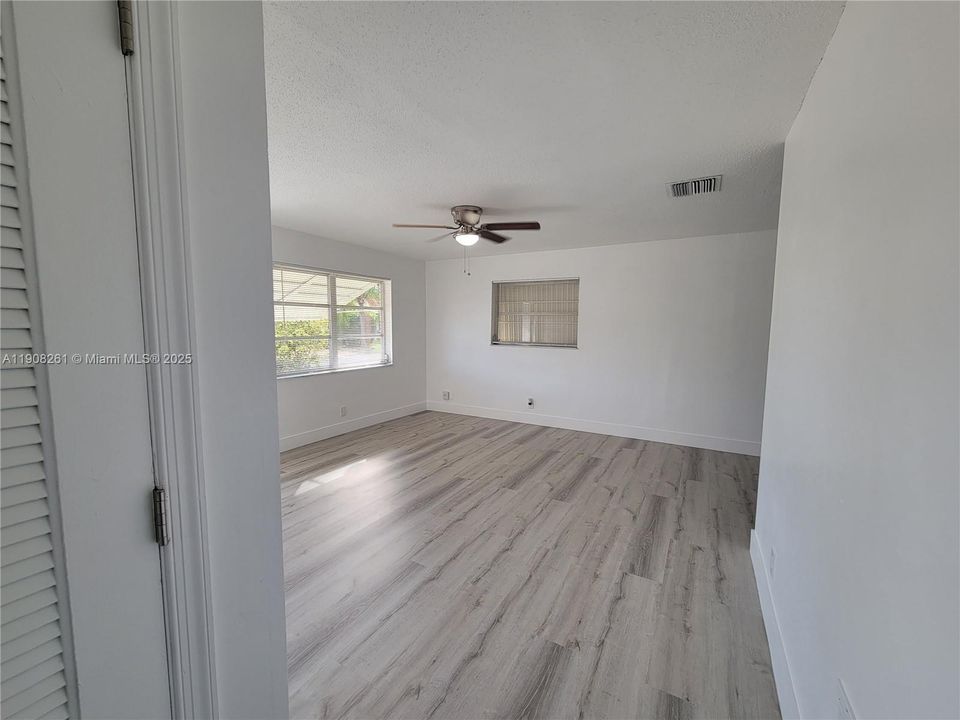Active With Contract: $2,100 (2 beds, 1 baths, 1062 Square Feet)