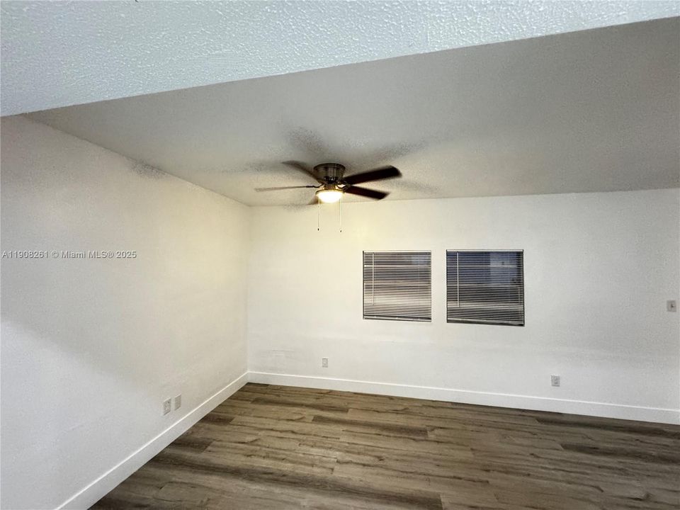 Active With Contract: $2,100 (2 beds, 1 baths, 1062 Square Feet)