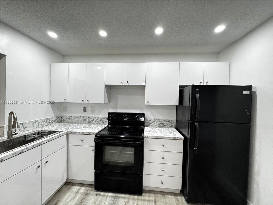 Active With Contract: $2,100 (2 beds, 1 baths, 1062 Square Feet)