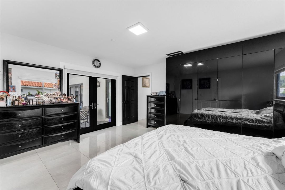 For Sale: $2,100,000 (5 beds, 3 baths, 2191 Square Feet)