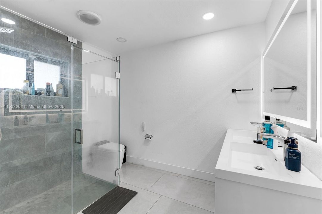 For Sale: $2,100,000 (5 beds, 3 baths, 2191 Square Feet)