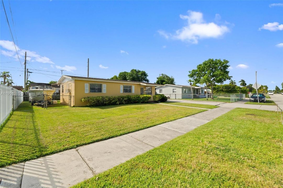 待售: $440,000 (3 贝兹, 1 浴室, 868 平方英尺)