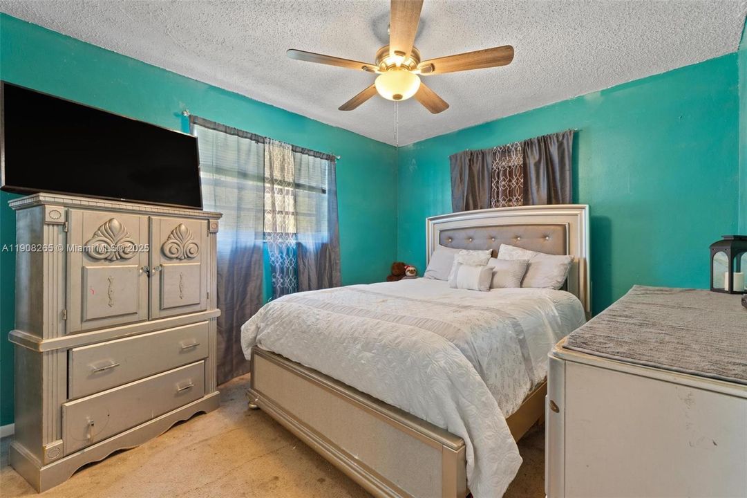 待售: $440,000 (3 贝兹, 1 浴室, 868 平方英尺)