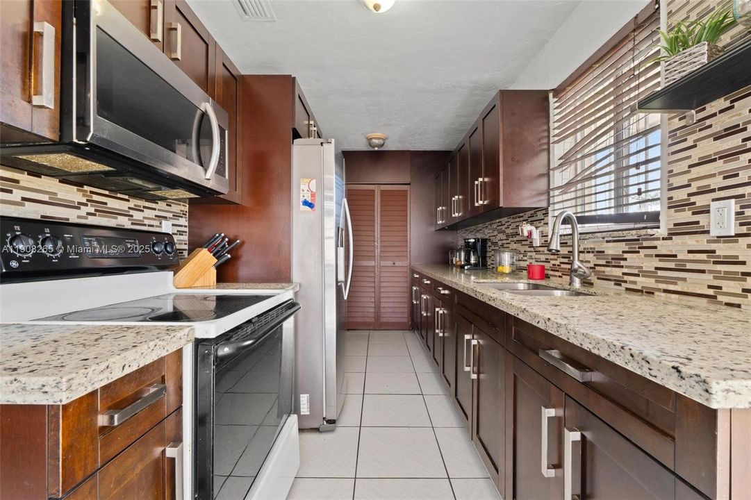 待售: $440,000 (3 贝兹, 1 浴室, 868 平方英尺)