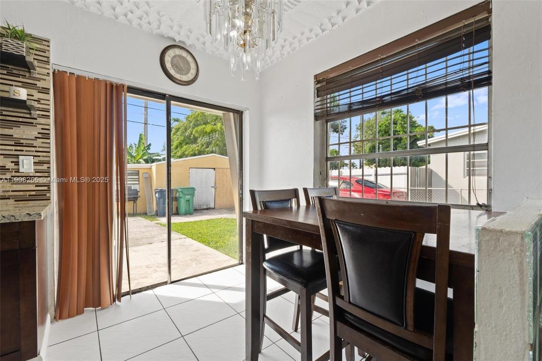 待售: $440,000 (3 贝兹, 1 浴室, 868 平方英尺)