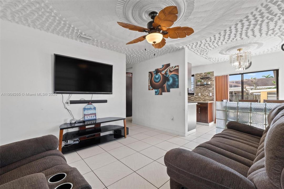 待售: $440,000 (3 贝兹, 1 浴室, 868 平方英尺)