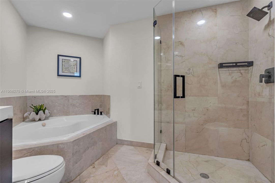 合同活跃: $690,000 (2 贝兹, 2 浴室, 1552 平方英尺)