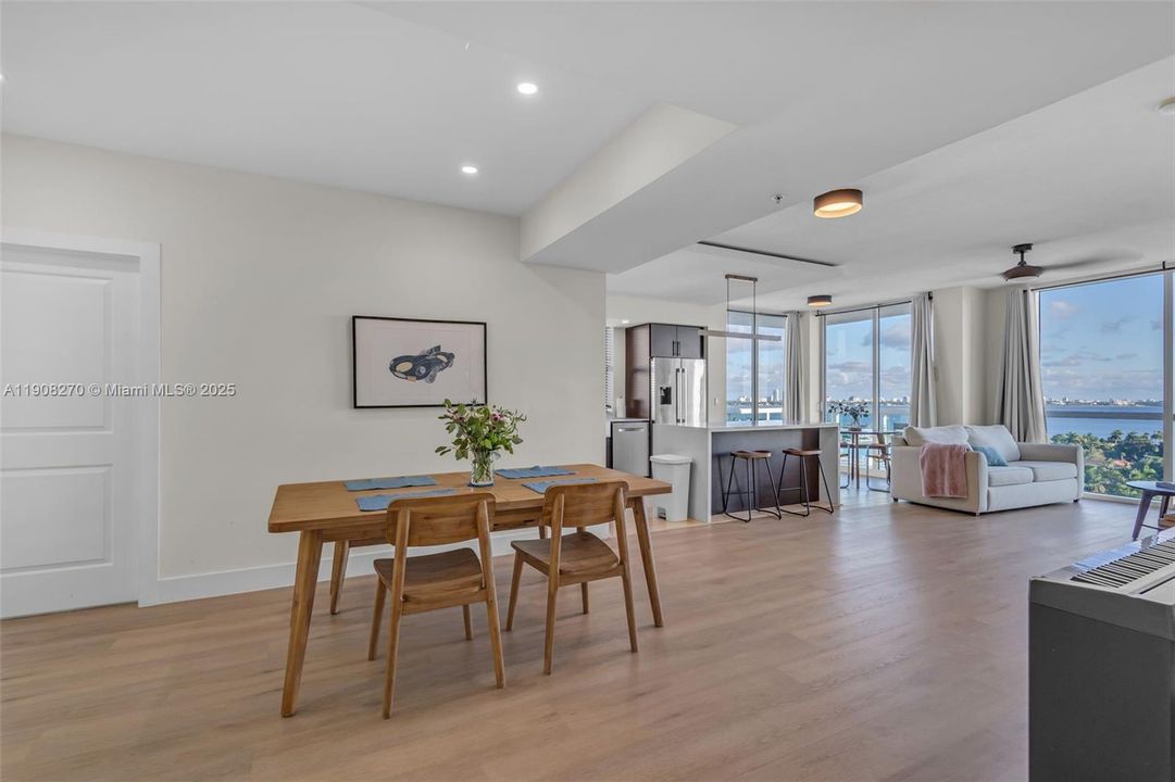 合同活跃: $690,000 (2 贝兹, 2 浴室, 1552 平方英尺)