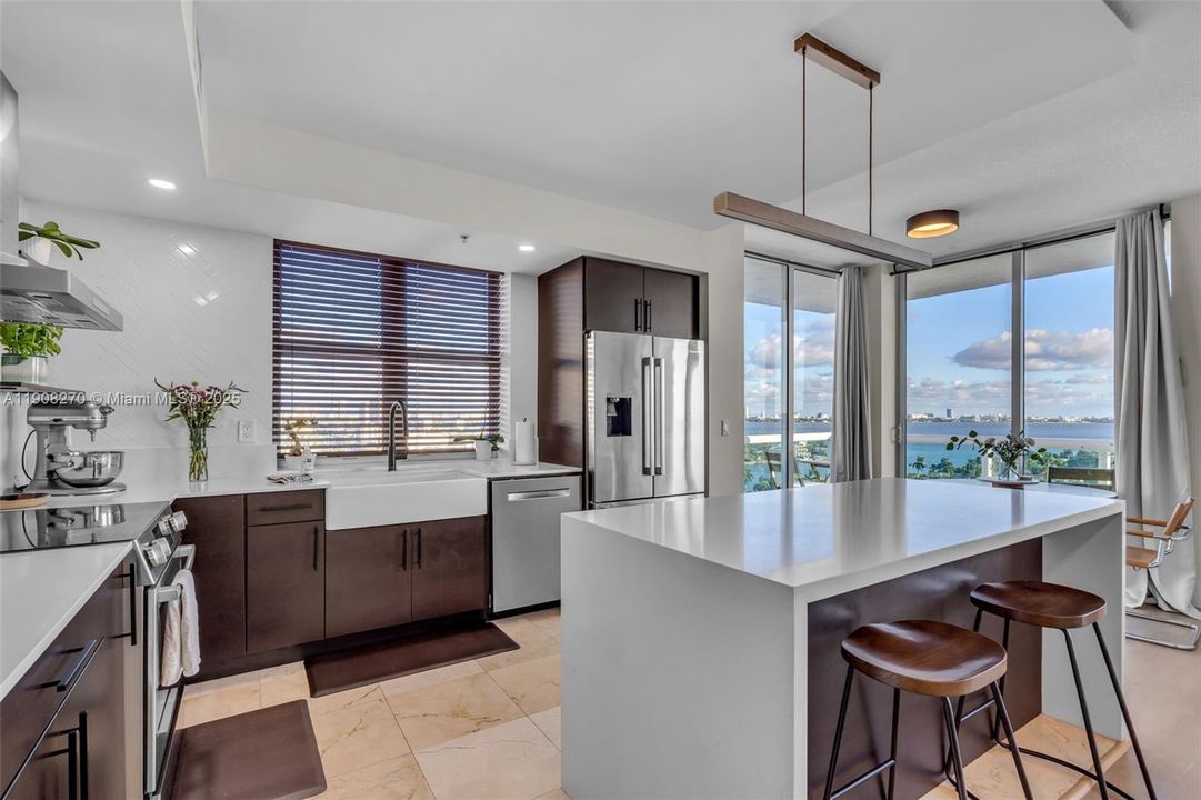 合同活跃: $690,000 (2 贝兹, 2 浴室, 1552 平方英尺)