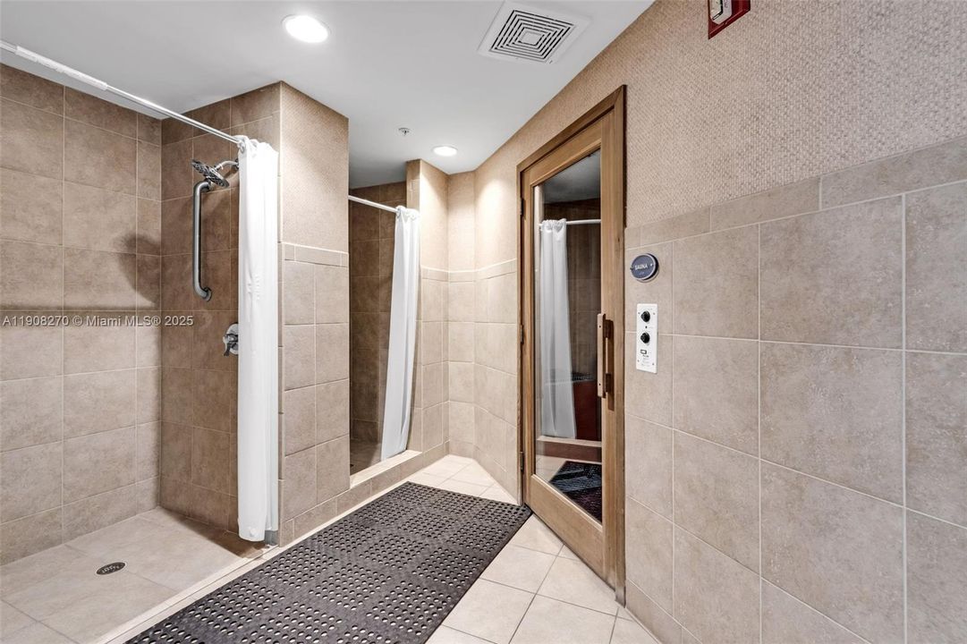 合同活跃: $690,000 (2 贝兹, 2 浴室, 1552 平方英尺)