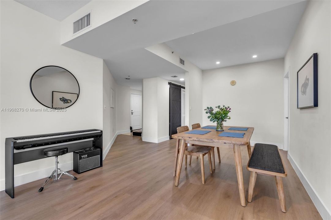 合同活跃: $690,000 (2 贝兹, 2 浴室, 1552 平方英尺)