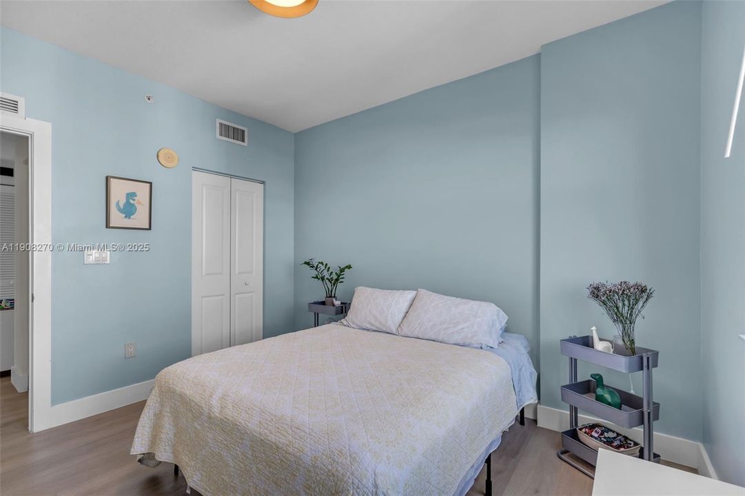 合同活跃: $690,000 (2 贝兹, 2 浴室, 1552 平方英尺)