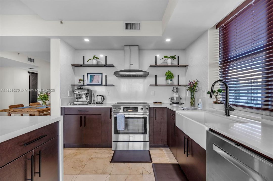 合同活跃: $690,000 (2 贝兹, 2 浴室, 1552 平方英尺)