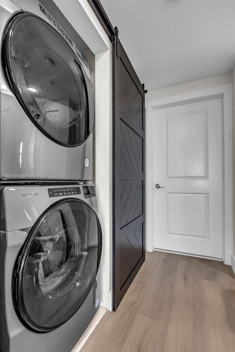 合同活跃: $690,000 (2 贝兹, 2 浴室, 1552 平方英尺)