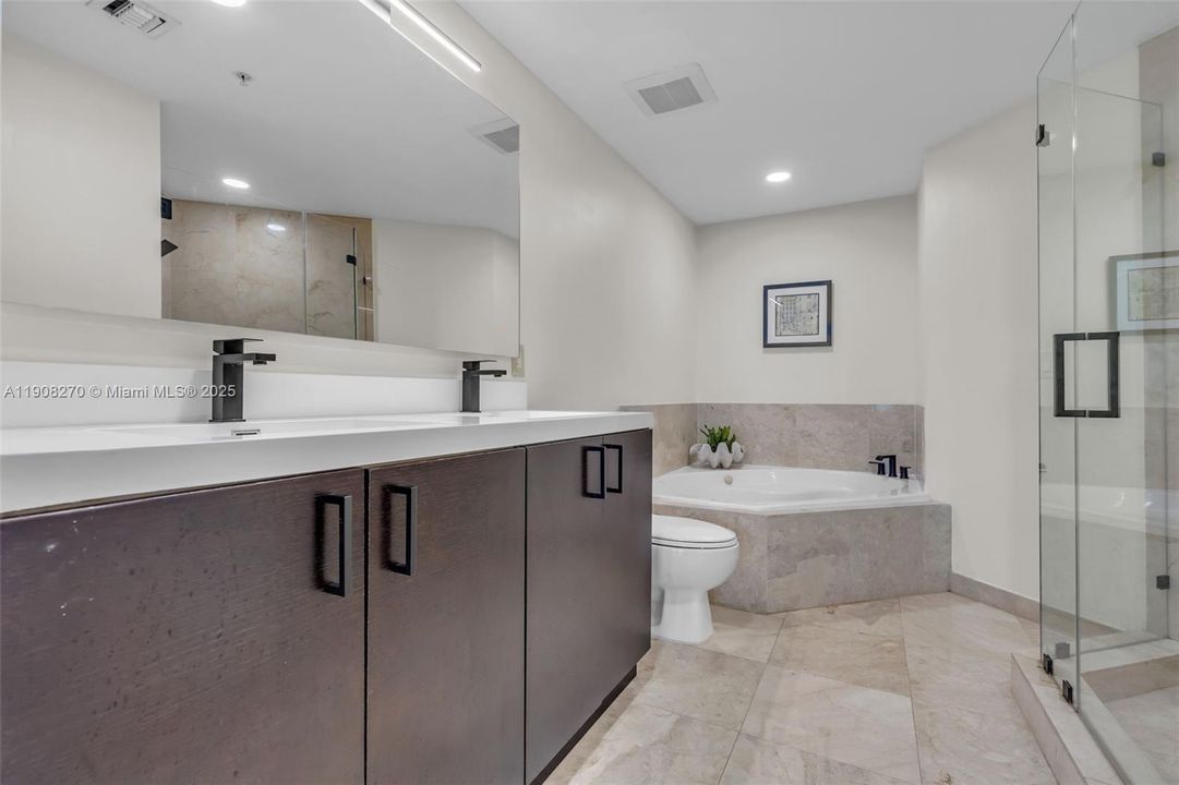 合同活跃: $690,000 (2 贝兹, 2 浴室, 1552 平方英尺)