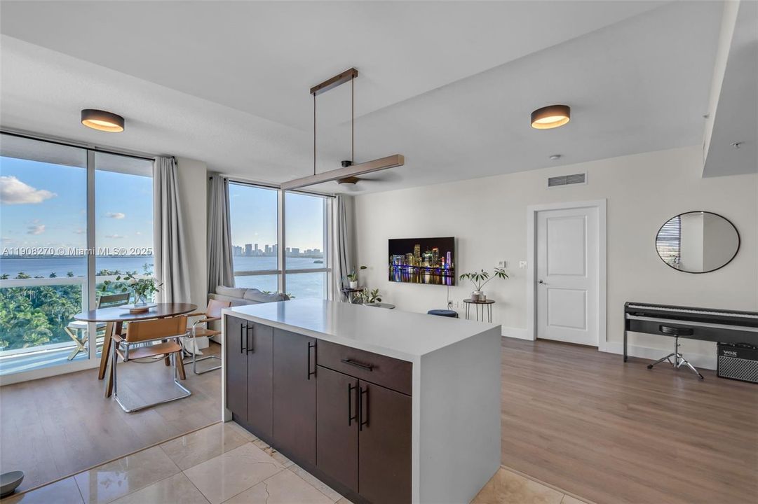 合同活跃: $690,000 (2 贝兹, 2 浴室, 1552 平方英尺)