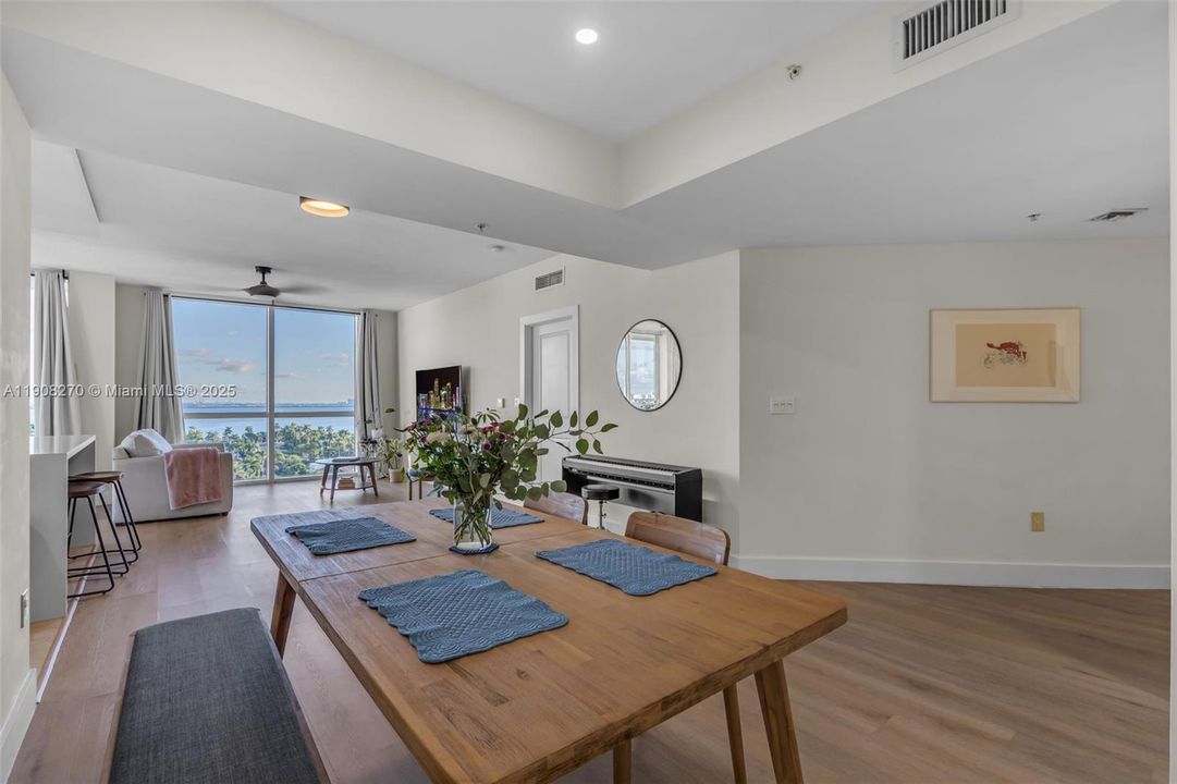 合同活跃: $690,000 (2 贝兹, 2 浴室, 1552 平方英尺)