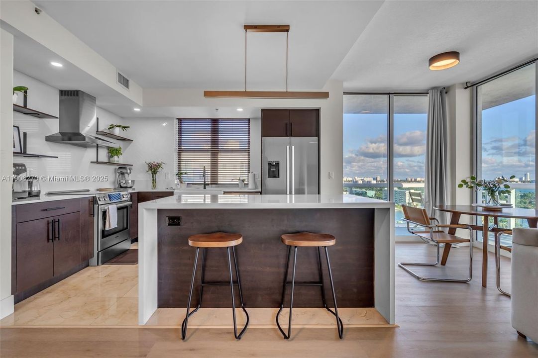 合同活跃: $690,000 (2 贝兹, 2 浴室, 1552 平方英尺)