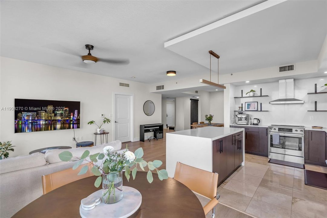 合同活跃: $690,000 (2 贝兹, 2 浴室, 1552 平方英尺)