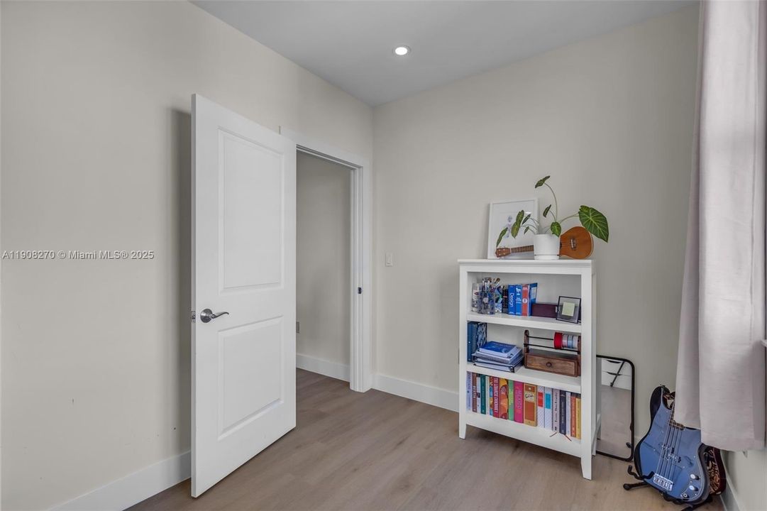 合同活跃: $690,000 (2 贝兹, 2 浴室, 1552 平方英尺)