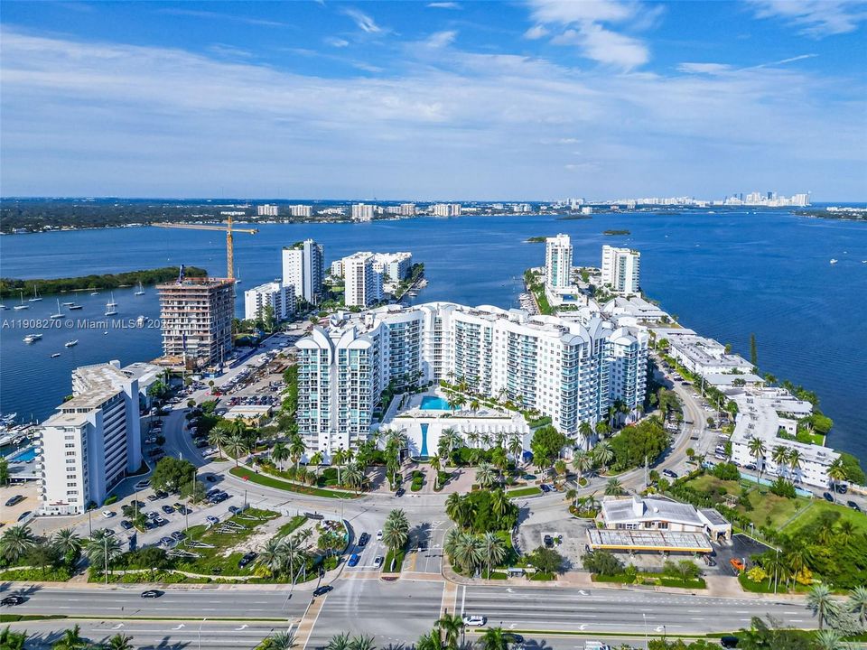 合同活跃: $690,000 (2 贝兹, 2 浴室, 1552 平方英尺)