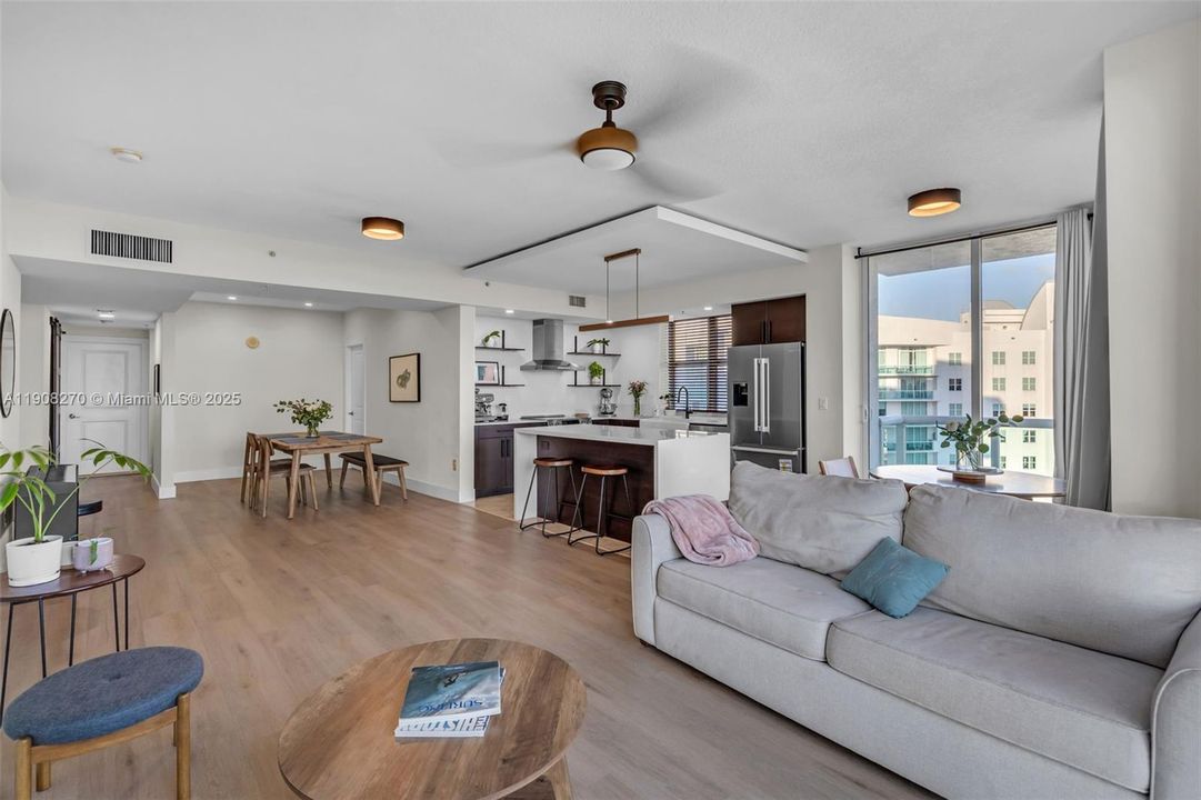 合同活跃: $690,000 (2 贝兹, 2 浴室, 1552 平方英尺)