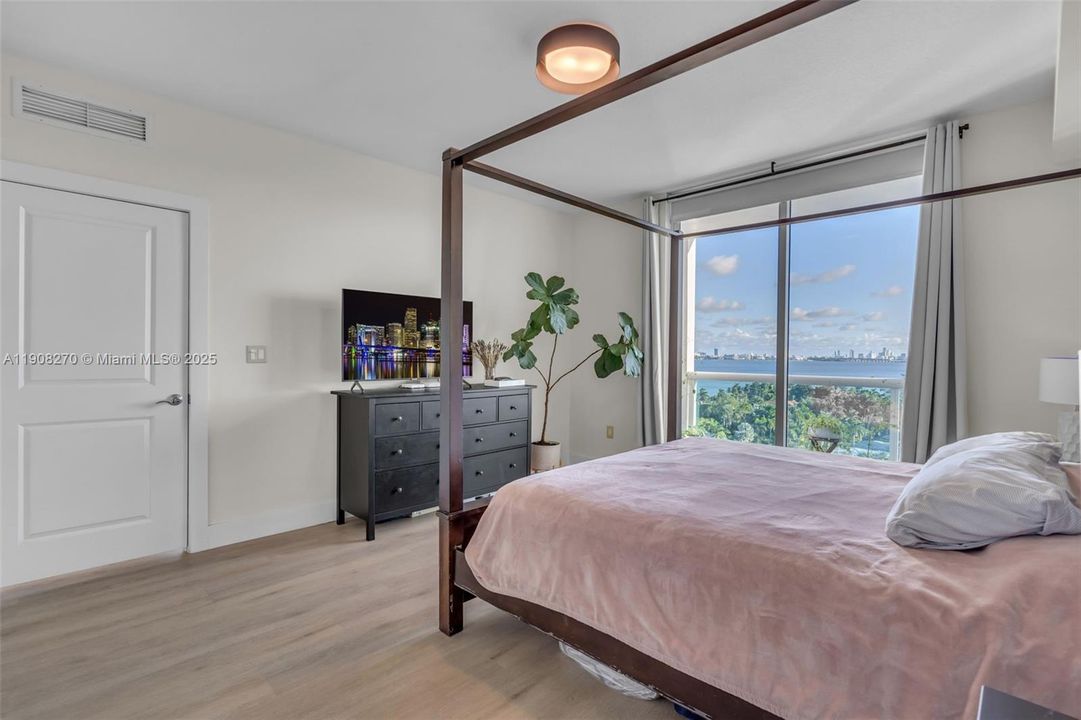 合同活跃: $690,000 (2 贝兹, 2 浴室, 1552 平方英尺)