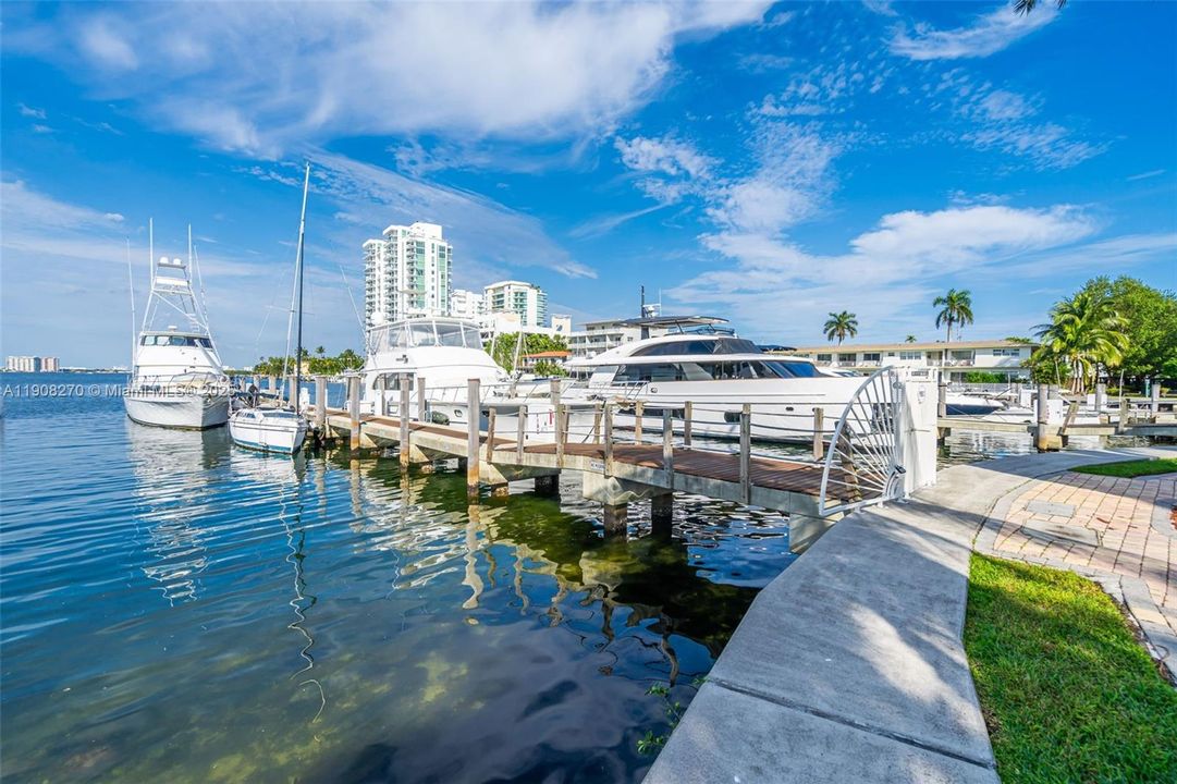 合同活跃: $690,000 (2 贝兹, 2 浴室, 1552 平方英尺)