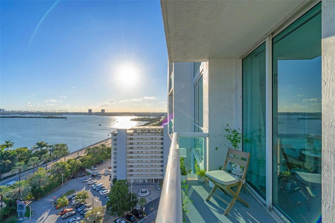 合同活跃: $690,000 (2 贝兹, 2 浴室, 1552 平方英尺)